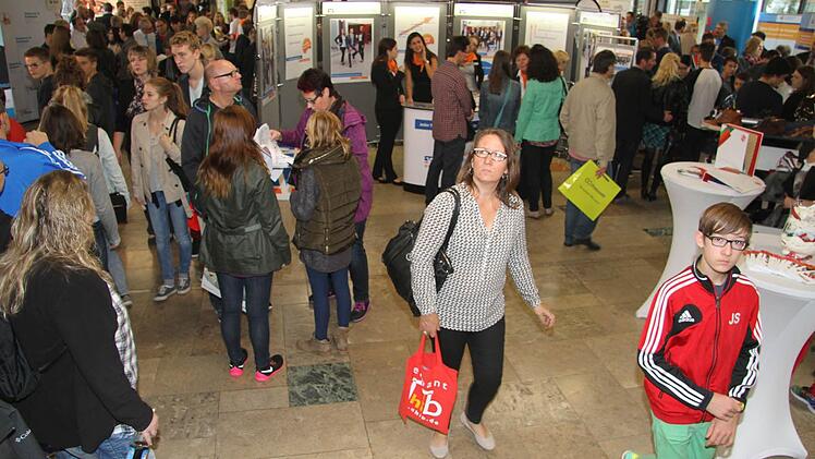 Nicht nur die Jugendlichen, die sich über Berufe informieren wollten, nutzten die Ausbildungsbörse als Infoplattform, sondern auch die Eltern Foto: Sonja Adam