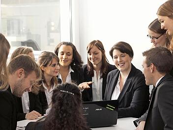 Die Vorbereitung auf das Projekt "National Model United Nations" ist aufwendig, macht den Studierenden aber auch Spaß (von links): Michael Hörmann, Merle Häckel, Thirza Müller, Diana Sachon, Ann-Kathrin Keil, Christopher Singer, Josefin Herbach und Joana Keller. Foto: privat