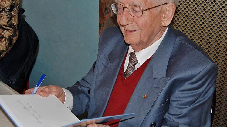 Werner Eberth stellte sein neues Buch "Das Kurtheater im Bade Bad Kissingen" vor.  Foto: Sigismund von Dobschütz