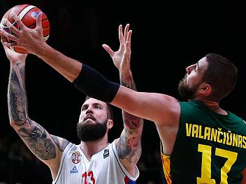 Einen sehenswerten Schwergewichtskampf lieferten sich unter den Brettern die beiden NBA-Center Miroslav Raduljica für Serbien (links) und Jonas Valanciunas. Foto: Sebastien Nogier