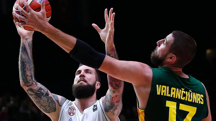 Einen sehenswerten Schwergewichtskampf lieferten sich unter den Brettern die beiden NBA-Center Miroslav Raduljica für Serbien (links) und Jonas Valanciunas. Foto: Sebastien Nogier