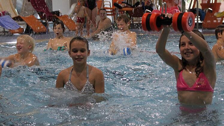 Gesundheitsstadt Bad Brückenau: 40 Grundschüler machten einen Auffrischungskurs in der Therme Sinnflut. Foto: Ulrike Müller