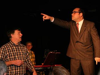 "Ich bin von dieser Seite gekommen, hätte aber auch von der anderen Seite..." Patrick Schmitz (Heinz Erhardt) erläutert Rüdiger Baumann die logischen Möglichkeiten seines Auftritts. Foto: Klaus Klaschka