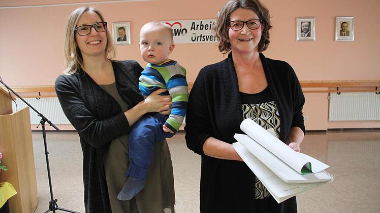 Ingrid Wagner, Leiterin des Mainleuser Mehrgenerationenhauses, stellt mit Joana Kasszion (l.) eine neue Mitarbeiterin vor.