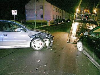 Ein Citroen und der VW Golf des Unfallverursachers kurz vor ihrem Abtransport durch den Abschleppwagen.