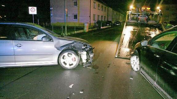 Ein Citroen und der VW Golf des Unfallverursachers kurz vor ihrem Abtransport durch den Abschleppwagen.