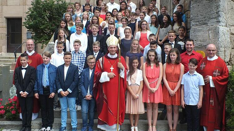 Die Firmlinge stellen sich mit Weihbischof Herwig Gössl (Mitte) und den Herzogenauracher Geistlichen zum Gruppenbild auf.  Foto: Manfred Welker