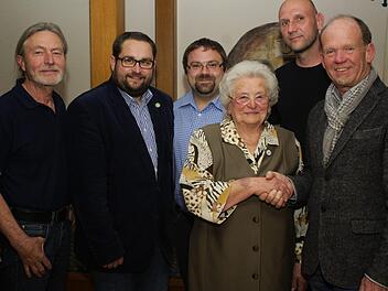 Neuer Vorsitzender Konrad Völker (links), Verbandsvorsitzender Markus Stockmann (Zweiter von links), Bürgermeister Karlheinz Kickuth (rechts), Stephan Orzol (Mitte), Michael Kellermann (Zweiter von rechts) und Else Hammelmann.  Foto: Winfried Ehling