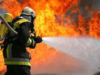 Bei dem Brand in einem Altenheim in Hof erlitten zwei Personen Rauchvergiftungen. Symbolfoto: Marcus Führer