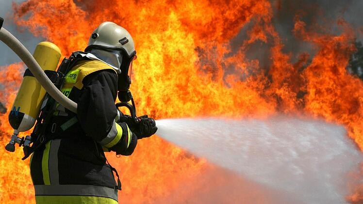 Bei dem Brand in einem Altenheim in Hof erlitten zwei Personen Rauchvergiftungen. Symbolfoto: Marcus Führer