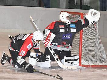 Auch in dieser Szene ist auf Donatas Zukovas Verlass. Der Kissinger Goalie lenkt den Puck am Tor vorbei.Hopf