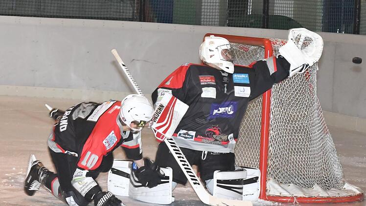 Auch in dieser Szene ist auf Donatas Zukovas Verlass. Der Kissinger Goalie lenkt den Puck am Tor vorbei.Hopf