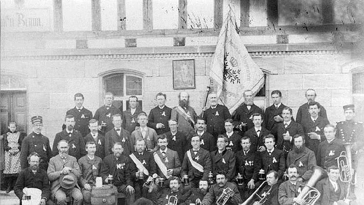 Um 1890  soll diese historische Aufnahme der Maroldsweisacher Musikanten entstanden sein. Sie wurde vor der Gastwirtschaft "Grüner Baum", heute Hartleb, aufgenommen.