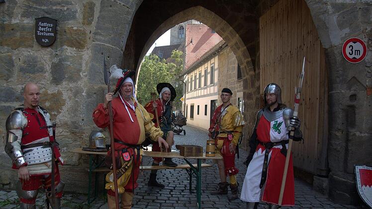 Nein, Pflasterzoll wird in Seßlach nicht wieder eingeführt. Auch das Altstadtfest am Wochenende kostete erneut keinen Eintritt. Dennoch postierten sich an den Seßlacher Stadttoren einige mittelalterliche Gesellen, wie hier Ferus Franconia am Hattersdorfer Torturm, um gegen einen kleinen Obolus einen Schluck Festbier aus dem Humpen anzubieten. Foto: Bettina Knauth