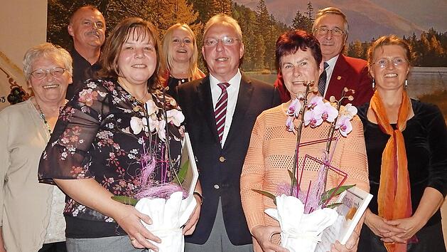 Gertraud Schuhmann (Dritte von rechts) wurde f&uuml;r 50-j&auml;hrige Mitgliedschaft geehrt und zum Ehrenmitglied des Gesangvereins Langenstadt ernannt. Anita Hofmann (Dritte von links) geh&ouml;rt dem Verein seit 25 Jahren an. Mit im Bild (von links) Berthilde Zapf, Uwe Hofmann, Martina Engel, Harald H&uuml;bner, Manfred Bauriedel und Franziska Bartels. Foto: Wunner