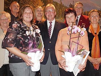 Gertraud Schuhmann (Dritte von rechts) wurde für 50-jährige Mitgliedschaft geehrt und zum Ehrenmitglied des Gesangvereins Langenstadt ernannt. Anita Hofmann (Dritte von links) gehört dem Verein seit 25 Jahren an. Mit im Bild (von links) Berthilde Zapf, Uwe Hofmann, Martina Engel, Harald Hübner, Manfred Bauriedel und Franziska Bartels. Foto: Wunner