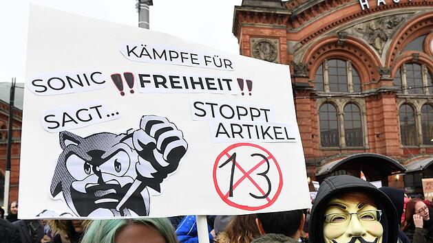 Mehrere Hundert Menschen demonstrierten am Hauptbahnhof in Bremen gegen die geplante EU-Urheberrechtsreform. Foto: Carmen Jaspersen/dpa