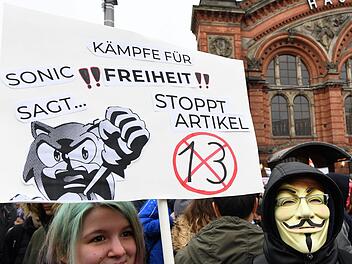 Mehrere Hundert Menschen demonstrierten am Hauptbahnhof in Bremen gegen die geplante EU-Urheberrechtsreform. Foto: Carmen Jaspersen/dpa
