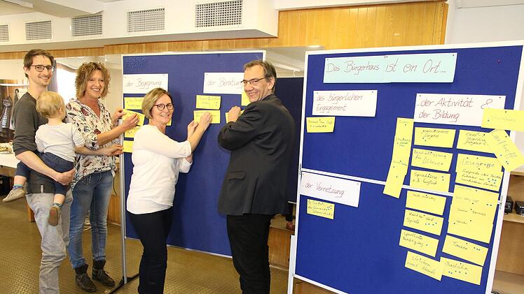 Beim Bürgerforum hatten die Wüstenahorner die Möglichkeit, über die Nutzung mitzuentscheiden und ihre Wünsche auf Zetteln zu äußern. Von links: Pfarrer Veit Röger, Ingrid Marr, Antje Hennig und Dritter Bürgermeister Thomas Nowak Foto: Wolfgang Desombre
