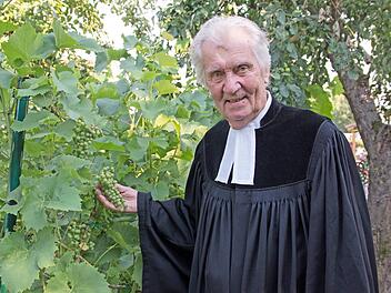 Oberkirchenrat i. R. Gotthart Preiser aus Haßfurt feierte 60 Jahre Ordination. Er ist nicht nur ein Arbeiter im Weinberg des Herrn, er kümmert sich auch gerne um die Weinstöcke in seinem Garten. Foto: Ulrike Langer