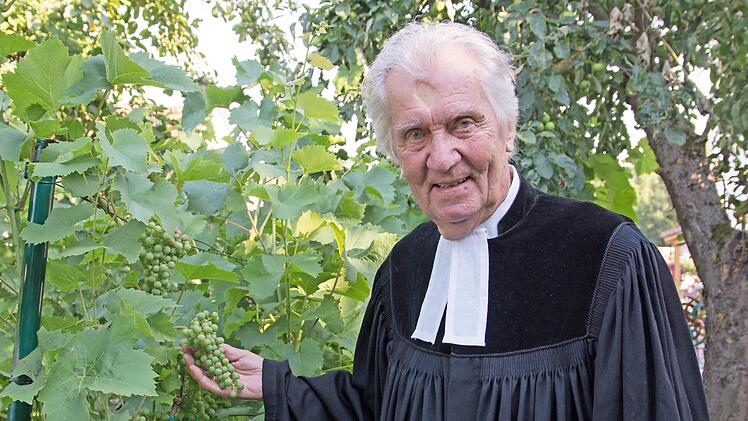 Oberkirchenrat i. R. Gotthart Preiser aus Haßfurt feierte 60 Jahre Ordination. Er ist nicht nur ein Arbeiter im Weinberg des Herrn, er kümmert sich auch gerne um die Weinstöcke in seinem Garten. Foto: Ulrike Langer