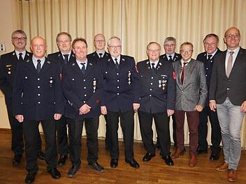 Beim Ehrenabend in Wildflecken gab es Auszeichnungen  für verdiente Feuerwehrler (von links):  Kreisbrandinspektor Marco Brust, Bernd Kirchner, Harald Dziadek, Klaus  Kehm, Andreas Rüttiger, Jürgen Köstler, Georg Fuchs, Kreisbrandmeister  Wolfgang Kenner, Emil Müller (stellvertretender Landrat), Kreisbrandrat  Benno Metz und Bürgermeister Gerd Kleinhenz. Foto: Marion Eckert