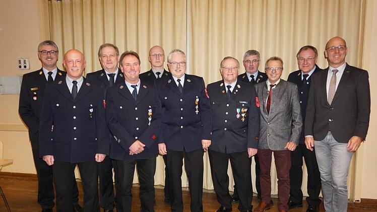 Beim Ehrenabend in Wildflecken gab es Auszeichnungen  für verdiente Feuerwehrler (von links):  Kreisbrandinspektor Marco Brust, Bernd Kirchner, Harald Dziadek, Klaus  Kehm, Andreas Rüttiger, Jürgen Köstler, Georg Fuchs, Kreisbrandmeister  Wolfgang Kenner, Emil Müller (stellvertretender Landrat), Kreisbrandrat  Benno Metz und Bürgermeister Gerd Kleinhenz. Foto: Marion Eckert