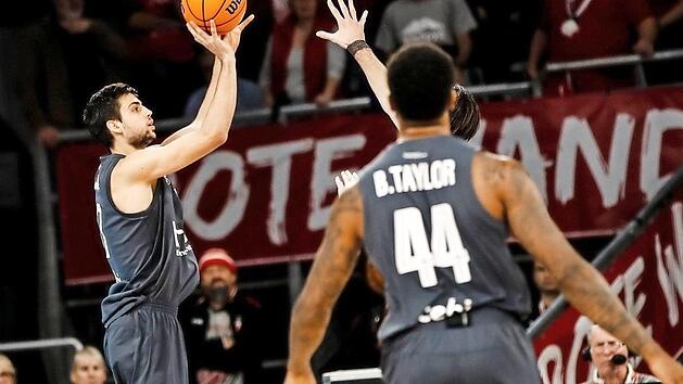 Mit zwei Dreiern hintereinander sorgte Mateo Seric (links) im zweiten Viertel f&uuml;r die h&ouml;chste Bamberger F&uuml;hrung gegen ERA Nymburk. Foto: Daniel Lob