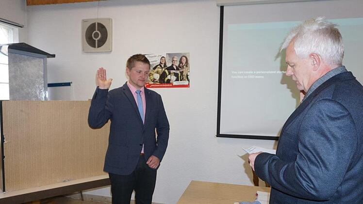 Die Vereidigung von Matthias Hauke zum Bürgermeister des Marktes  Zeitlofs nahm der älteste Gemeinderat Martin Stoeck vor. Foto: Marion Eckert