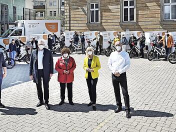 Sozialministerin Carolina Trautner bei der Übergabe der Elektro-Lastenräder an die Tafeln