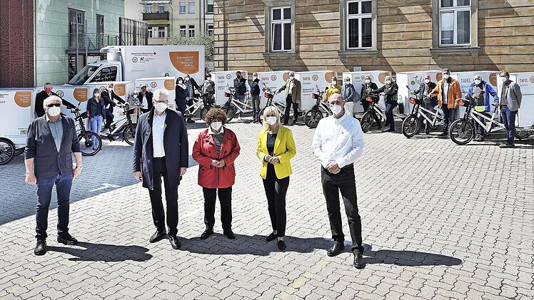 Sozialministerin Carolina Trautner bei der Übergabe der Elektro-Lastenräder an die Tafeln