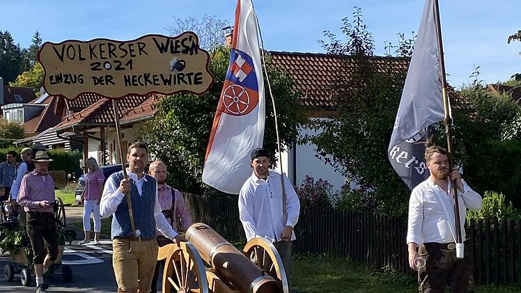 Ein Mini-Wiesn-Festzug  fand am 2. Oktober in Volkers statt.