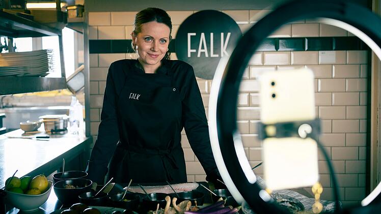 Airin Falk (Alice Dwyer) hat mit ihrem Foodblog und ihrem Edelrestaurant eine gewisse Prominenz erlangt. Den Schein zu wahren und das Gesch&auml;ft am Laufen zu halten scheint ihr wichtiger zu sein, als um ihre Frau zu trauern.