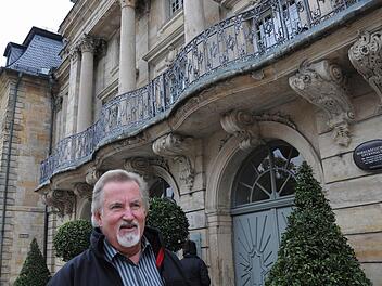 An das Opernhaus schließt linksseitig das Redoutenhaus an. Im Erdgeschoss befindet sich das Operncafé. Die beiden oberen Stockwerke stehen leer. MdL Walter Nadler regt hier die Einrichtung  eines Welterbe-Infozentrums an. Foto: Munzert