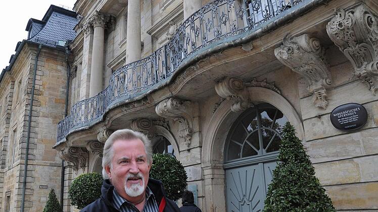 An das Opernhaus schließt linksseitig das Redoutenhaus an. Im Erdgeschoss befindet sich das Operncafé. Die beiden oberen Stockwerke stehen leer. MdL Walter Nadler regt hier die Einrichtung  eines Welterbe-Infozentrums an. Foto: Munzert