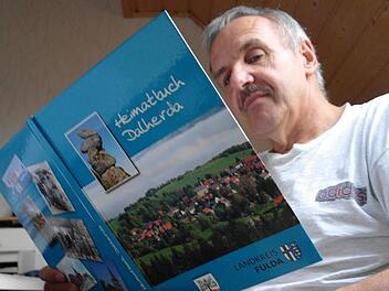 Kritisch beäugt und für gut befunden: Walter Kömpel hat einige Beiträge zum Heimatbuch Dalherda verfasst.  Fotos: Stephanie Elm
