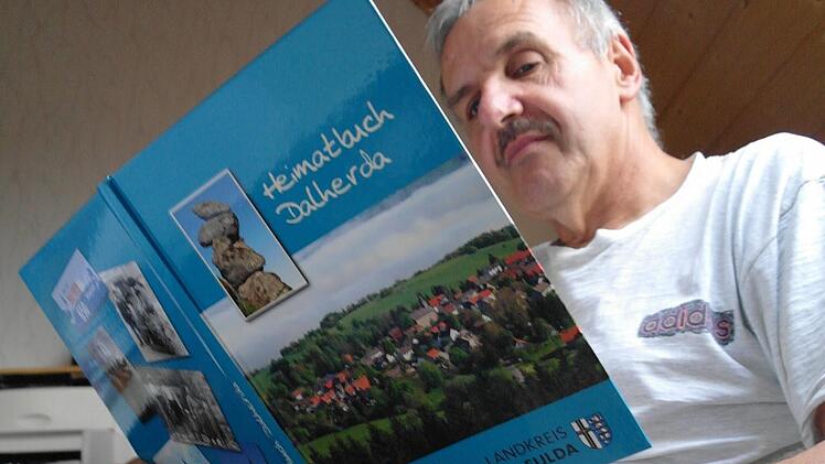 Kritisch beäugt und für gut befunden: Walter Kömpel hat einige Beiträge zum Heimatbuch Dalherda verfasst.  Fotos: Stephanie Elm