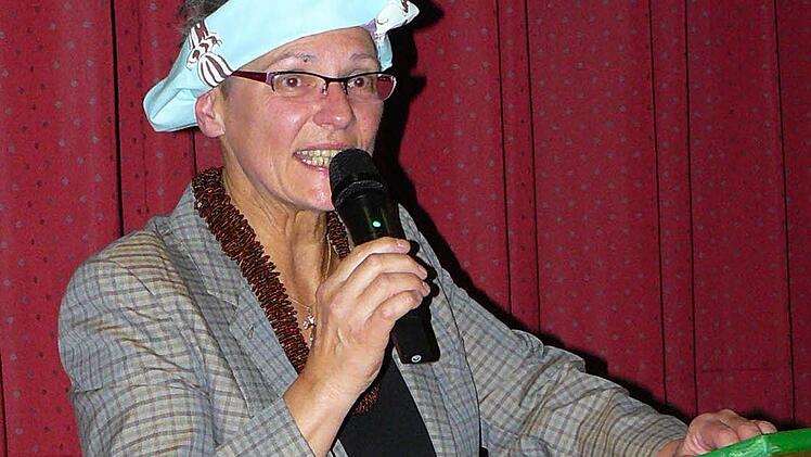 Edina Thern bei der Moderation. Foto: Klaus-Peter Wulf