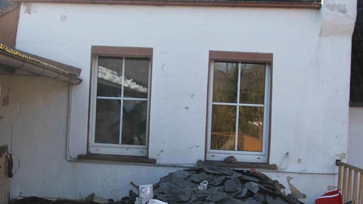 Arbeit schreckt die Flüchtlings-Familie nicht. Auch die Terrasse wird noch gesäubert.