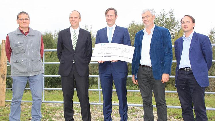 1250 Euro gab die RV-Bank Bad Staffelstein zu den Kosten für die Umzäunung dazu. Foto: Matthias Einwag