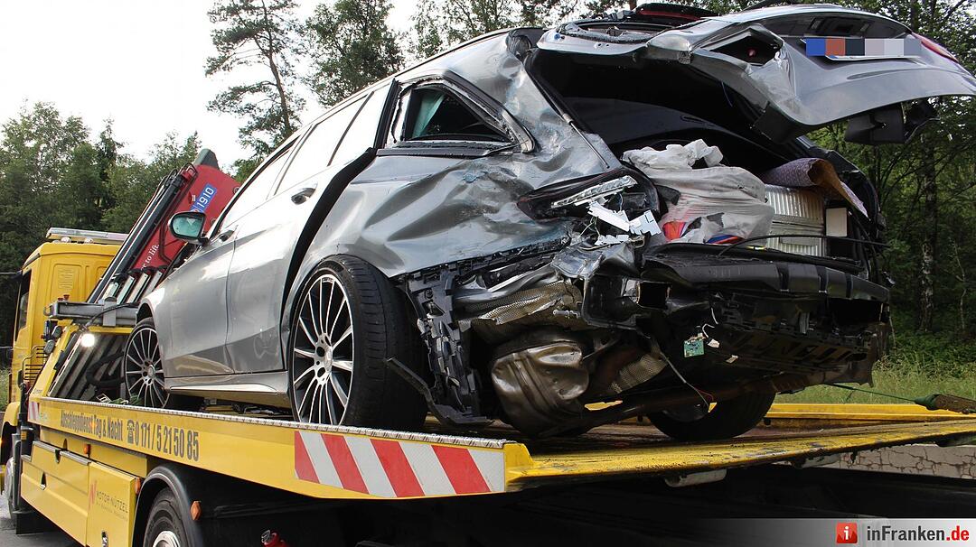 Mercedes gerät bei Starkregen ins Schleudern - Fahrer touchiert zwei Lkws