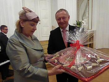Einen Hut aus Marzipan überreichte Landrat Thomas Bold an Intendantin Dr. Kari Kahl-Wolfsjäger. Ob sie ihn jemals tragen wird. Noch ist ihr Blick etwas skeptisch. Foto: Ahnert