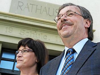 Seit 1993 ist Bernhard Ruß der Chef im Sander Rathaus. Unser Bild mit Ehefrau Renate entstand bei seiner Wiederwahl im Jahr 2011.  Foto: Archiv