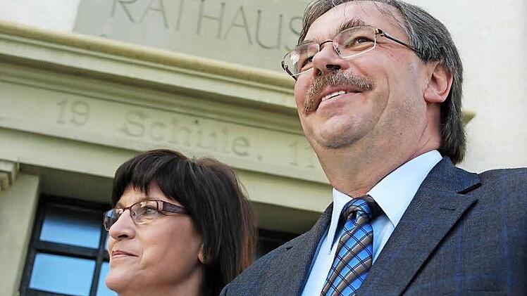 Seit 1993 ist Bernhard Ruß der Chef im Sander Rathaus. Unser Bild mit Ehefrau Renate entstand bei seiner Wiederwahl im Jahr 2011.  Foto: Archiv