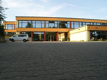 In das Untersteinbacher Schulhaus, das nur noch zum Teil von der Grundschule genutzt wird, könnte im nächsten Jahr eine Tagespflege für Senioren einziehen. Der Gemeinderat ist dafür. Foto: Sabine Weinbeer