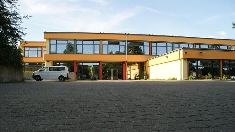 In das Untersteinbacher Schulhaus, das nur noch zum Teil von der Grundschule genutzt wird, könnte im nächsten Jahr eine Tagespflege für Senioren einziehen. Der Gemeinderat ist dafür. Foto: Sabine Weinbeer