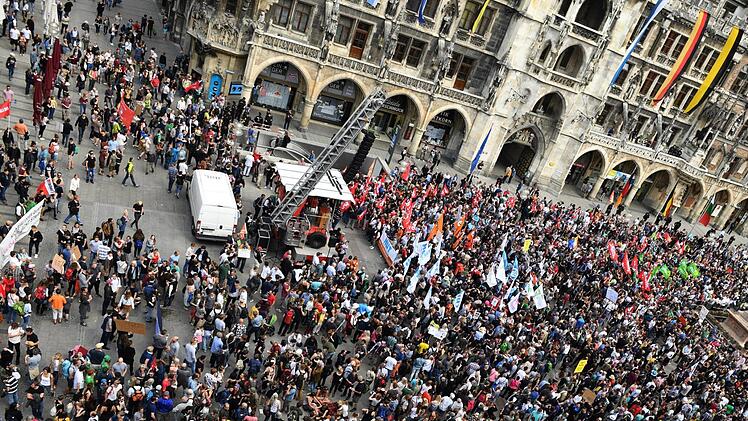 ayern, M&uuml;nchen: Demonstranten stehen bei einer Demonstation gegen das neue bayerische Polizeiaufgabengesetz (PAG) auf dem Marienplatz vor dem historischen Rathaus. Kritiker monieren, dass die Polizei durch das Gesetz zu weitreichende Befugnisse bei der &Uuml;berwachung hat. Foto: Felix H&ouml;rhager/dpa