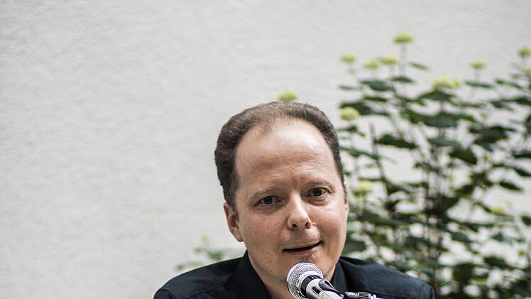 Der Dichter und Musiker Christian Rosenau und die Sopranistin Luise Hecht gestalteten eine musikalische Lesung im Innenhof der Stadtbücherei Coburg.Foto: Jochen Berger