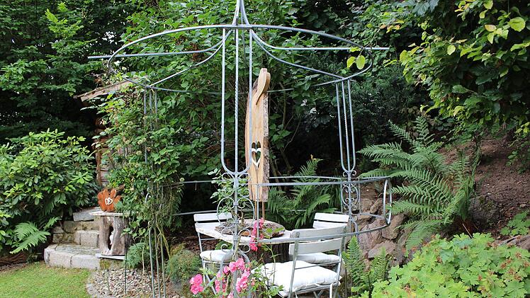 Eine romantische Sitzecke im Garten Scheckenbach. Foto: Evi Seeger