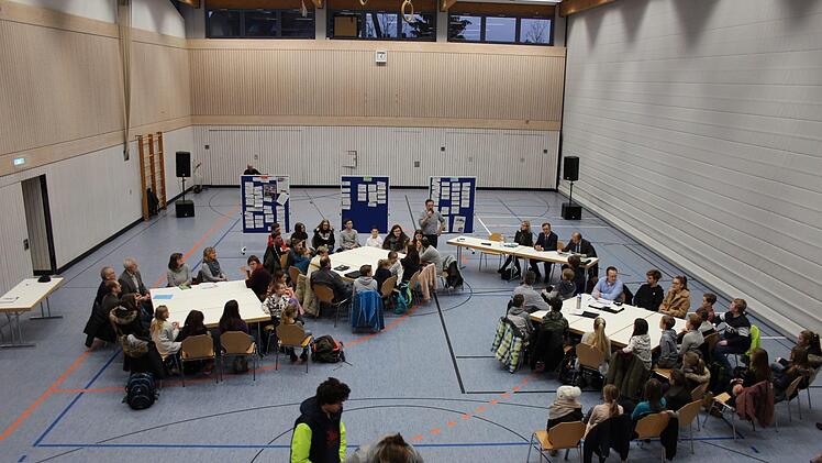 Etwa 120 Schüler, Eltern und Lehrer waren der Einladung Karsten Fischkals gefolgt.